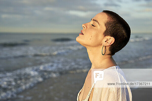 Frau mit geschlossenen Augen am Strand