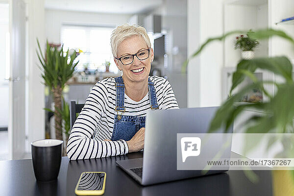 Reife Geschäftsfrau lächelnd im Heimbüro