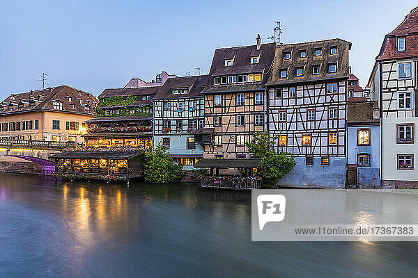 Frankreich  Bas-Rhin  Straßburg  Stadthäuser am Ill-Kanal in der Abenddämmerung