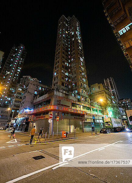 Blick auf den Yiu Kee-Laden mit der nächtlichen Shanghaistraße