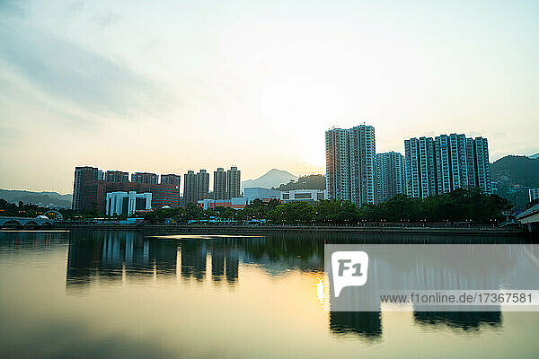 Ansicht von Wohngebäuden mit Fluss im Vordergrund  Hongkong