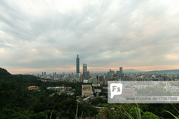 Blick auf das Stadtbild mit Taipei 101 und Taipei Nan Shan Plaza bei Sonnenuntergang  Taiwan