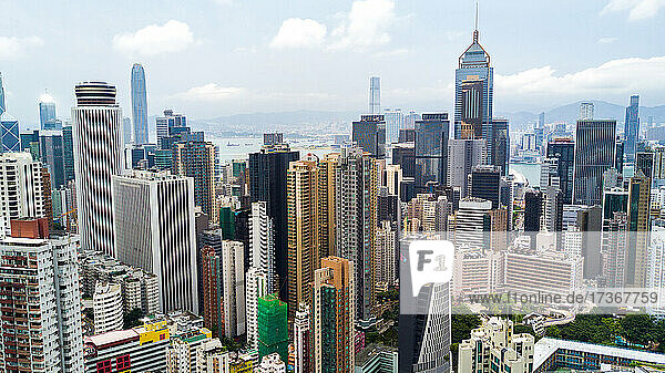 Blick auf eine moderne Stadtlandschaft mit Stadion in der Nähe des Victoria Harbour in Hongkong
