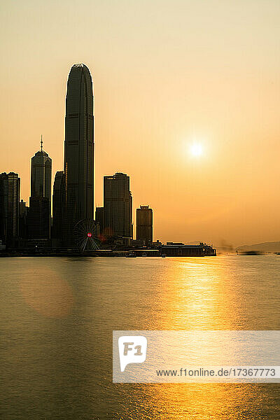 Blick auf das Two International Finance Center mit Victoria Harbour bei Sonnenuntergang  Hongkong