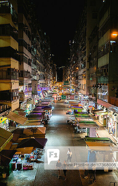 Stadtstraße mit lokalen Marktständen bei Nacht in Hongkong