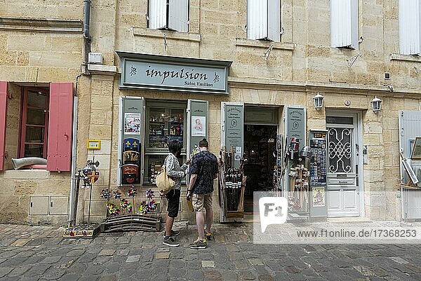 Zwei Touristen vor einem Souvenirladen  Saint Emilion  Gironde  Nouvelle-Aquitaine  Frankreich  Europa
