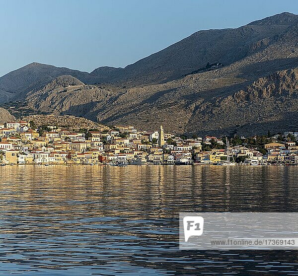 Morgenstimmung  Hafen und bunte Häuser eines kleinen Ortes  Chalki  Dodekanes  Griechenland  Europa