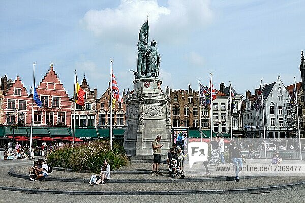 Denkmal von Jan Breydel und Pieter Deconinck  Statue auf dem Marktplatz von Brügge  Westflandern  Belgien  Europa