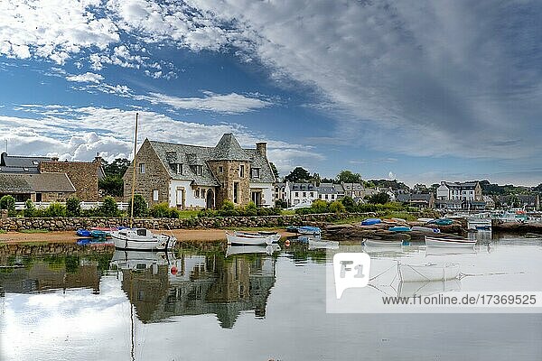 Der Hafen von Tregastel mit Fischerbooten  typischen bretonischem Haus und blauem Himmel  Bretagne  Frankreich  Europa