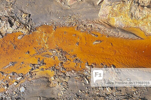 Río Tinto,  Roter Fluss,  kurz nach der Quelle,  Detail mit oxidierten Eisenmineralien im Wasser,  Luftbild,  Drohnenaufnahme,  Provinz Huelva,  Andalusien,  Spanien,  Europa