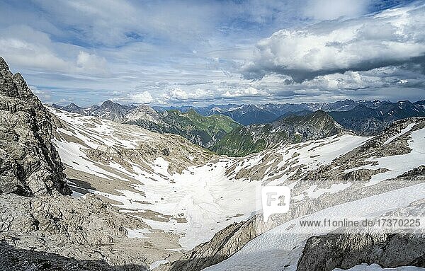 Ausblick vom Wanderweg zur Mädelegabel  Bergpanorama mit Altschneefeldern  Heilbronner Weg  Allgäuer Alpen  Allgäu  Bayern  Deutschland  Europa