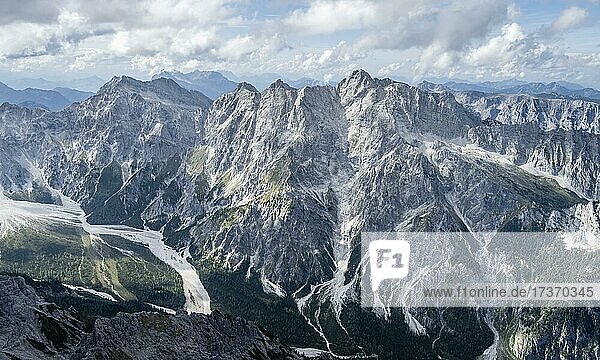 Wanderin mit Helm blickt auf Berge  Gebirgszug Hochkalterstock mit Blaueisspitze und Hochkalter  Berchtesgaden  Bayern  Deutschland  Europa