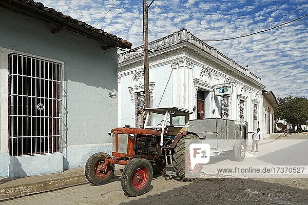 Straßenszene  Häuser aus spanischer Kolonialzeit  alter Traktor mit Anhänger  Sancti Spiritus  Zentralkuba  Provinz Sancti Spiritus  Karibik  Kuba  Mittelamerika