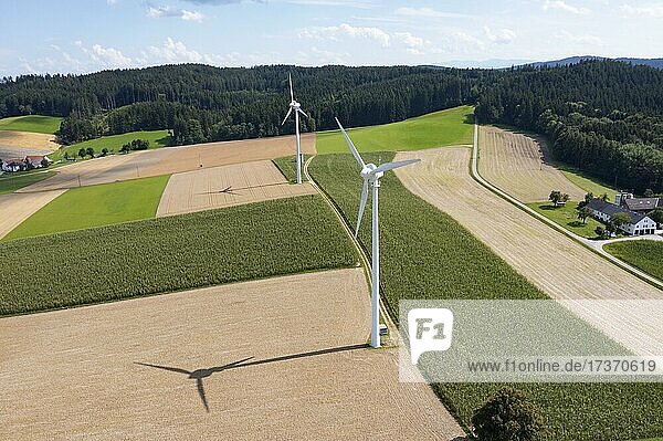 Drohnenaufnahme  Windenergie  Windkraftanlage  Agrarlandschaft mit Windrad bei Pramet im Innviertel  Wolkenhimmel  Oberösterreich  Österreich  Europa