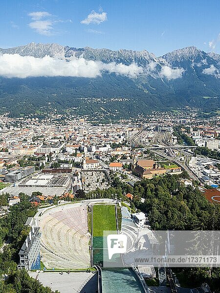 Blick von der Bergisel Schanze hinab zum Stadion  dahinter die Stadt Insbruck  am Horizont die Nordkette  Innsbruck  Tirol  Österreich  Europa