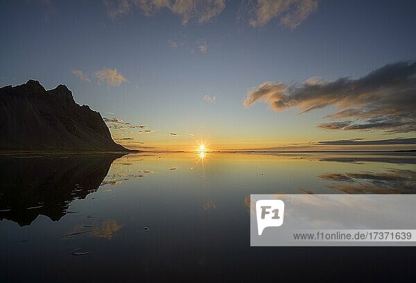 Sonnenaufgang am Strand über dem Meer  Wasserspiegelung  Vestrahorn  Klifatindur  Höfn  Austurland  Island  Europa