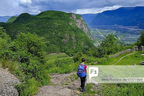 Wanderer an der Ruine Burg Leuchtenburg  Kaltern  Kalterersee  Kalterer See  Unteretsch  Südtirol  Italien  Europa