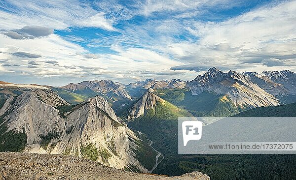 Berglandschaft mit Gipfeln  Gipfel mit orangene Sulphurablagerungen  Panoramablick  Nikassin Range  bei Miette Hotsprings  Sulphur Skyline  Jasper Nationalpark  Alberta  Kanada  Nordamerika