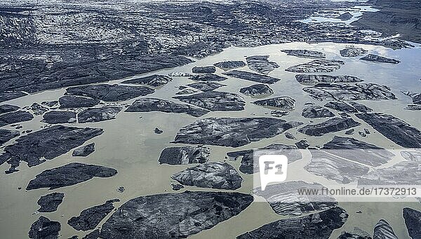 Gletschersee mit von Lavasand gefärbten Eisbergen, Flugaufnahme, Skaftafell, Austurland, Island, Europa