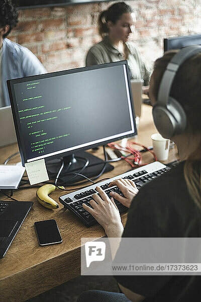 Hohe Winkel Ansicht der weiblichen Hacker Codierung über Computer im Büro