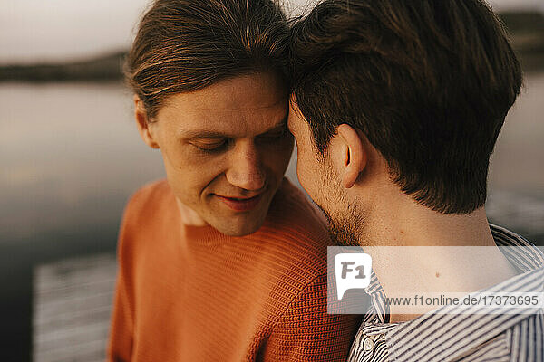 Homosexuelles Paar macht Romantik am Seeufer