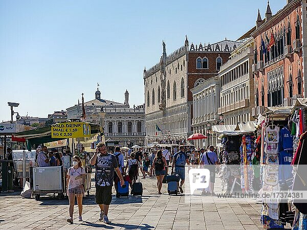 Touristen und Verkaufsstände vor dem Dogenpalast an der Uferpromenade Rive degli Schiavoni  Venedig  Venezia  Veneto  Italien  Europa