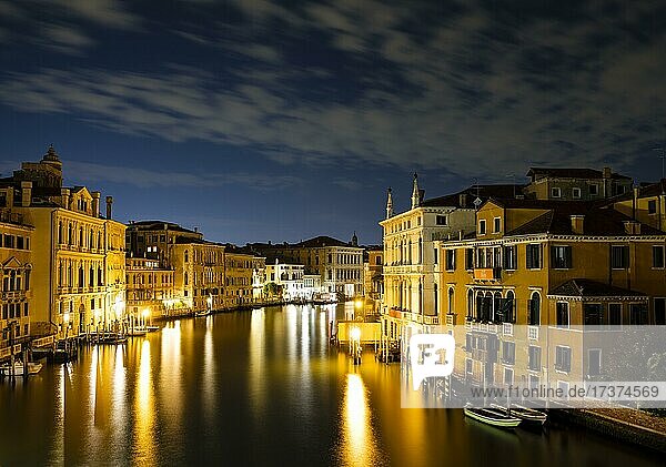 Historische Häuserfassaden am Canale Grande bei Nacht  Venedig  Venezia  Veneto  Italien  Europa