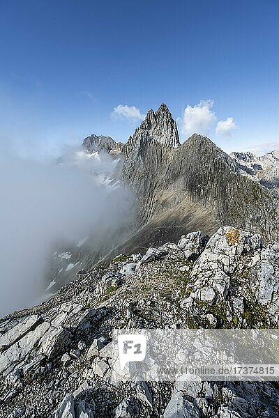 Ausblick auf fesligen wolkenverhangenen Gipfel und Grat der Partenkirchner Dreitorspitze  vom Gipfel der westlichen Törlspitze  Wettersteingebirge  Garmisch Partenkirchen  Bayern  Deutschland  Europa