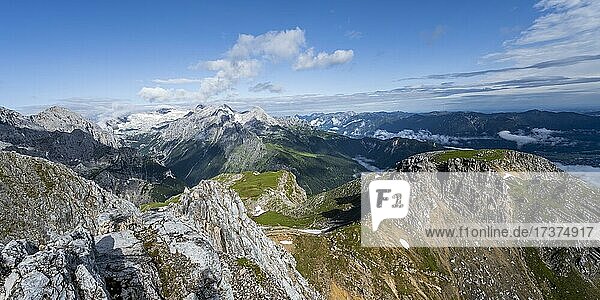 Bergpanorama  Ausblick ins Reintal auf Zugspitze  Alpspitze und Frauenalplspitz  vom Gipfel der westlichen Törlspitze  Wettersteingebirge  Garmisch Partenkirchen  Bayern  Deutschland  Europa