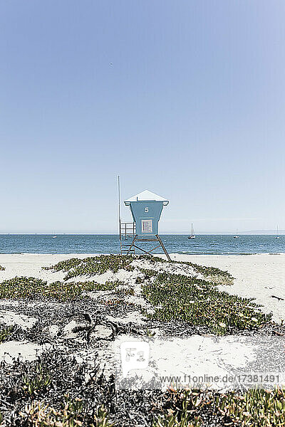 Rettungsschwimmerhütte am sonnigen Strand mit blauem Himmel  Santa Barbara  Kalifornien