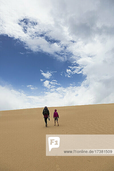 Mutter und Sohn wandern auf einer Sanddüne  Wilsons Promontory  Victoria  Australien