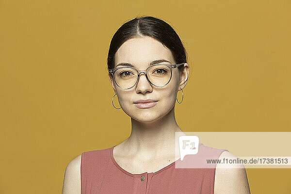 Porträt selbstbewusste junge Frau mit Brille