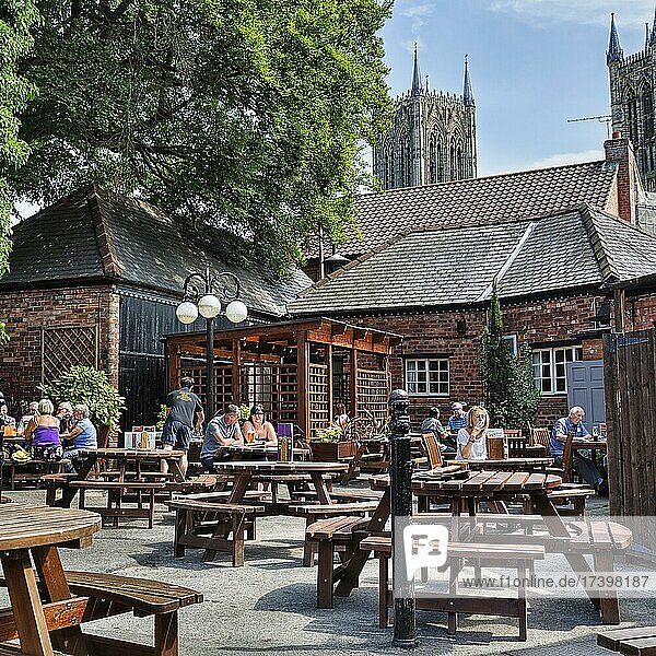 Visitors in a beer garden  pub  restaurant in the city centre  Lincoln  Lincolnshire  England  United Kingdom  Europe