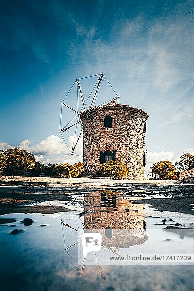 Alte Griechische Windmühle aus Stein spiegelt sich im Wasser  Potamitis Windmill  Zakyntos  Ionische Inseln  Griechenland  Europa