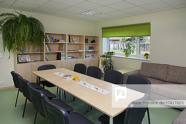 Moderne Kinderkrippe oder Vorschulkindergarten  geräumige Innenräume  Raum mit Tischen und Stühlen