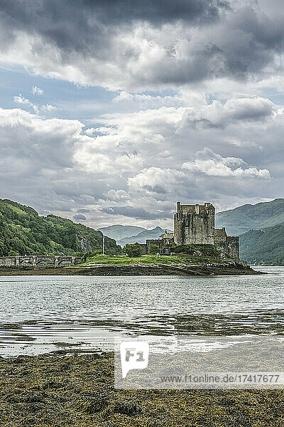 Eilean Donan  eine abgelegene schottische Burg auf einer Gezeiteninsel  mit Brücke.