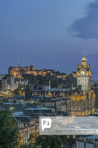 Das Stadtbild von Edinburgh in der Abenddämmerung.