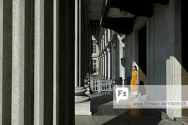Junge Frau geht vor der National Gallery in Singapur spazieren