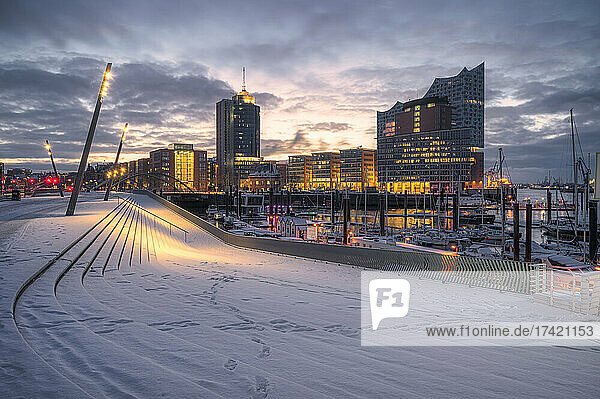 Germany  Hamburg  Snow-covered promenade at dawn with Elbphilharmonie in background