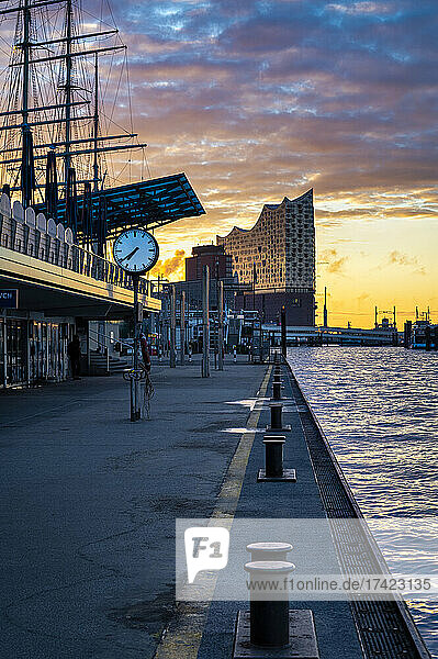 Germany  Hamburg  Empty harbor in HafenCity at dawn with Elbphilharmonie in background