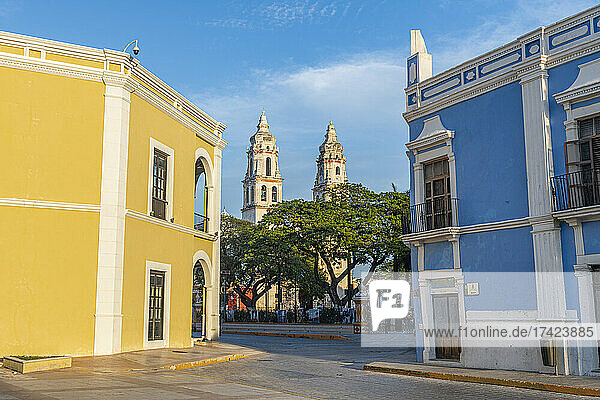 Mexico  Campeche  San Francisco de Campeche  Colonial houses with Our Lady of Immaculate Conception Cathedral in background
