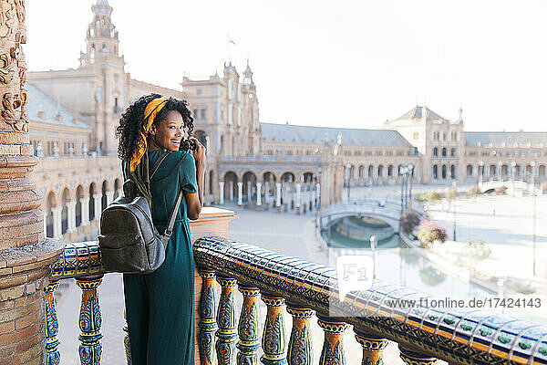 Glückliche Touristin fotografiert vom Balkon aus  Plaza De Espana  Sevilla  Spanien