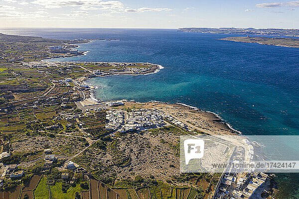Malta  Nordregion  Mellieha  Luftaufnahme der blauen Bucht und der Küstenstadt