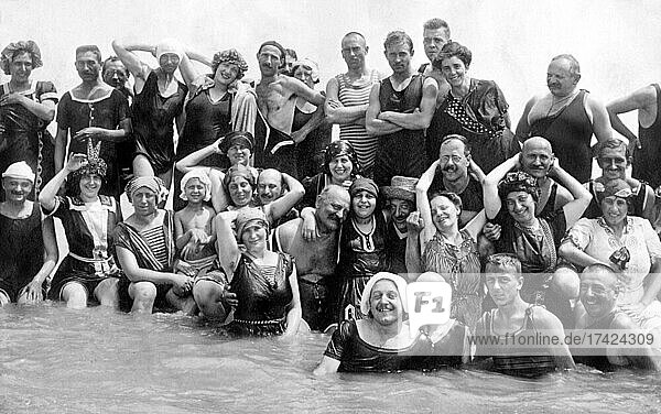 Gruppe mit Badenden im Wasser  witzig  lachen  Sommerferien  Ferien  Lebensfreude  etwa 1930er Jahre  Ostsee  Usedom  Mecklenburg-Vorpommern  Deutschland  Europa