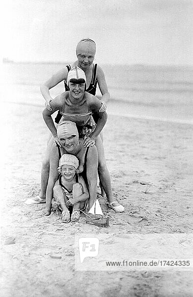 Gruppe mit Badenden am Strand  witzig  lachen  Sommerferien  Ferien  Lebensfreude  etwa 1930er Jahre  Ostsee  Usedom  Mecklenburg-Vorpommern  Deutschland  Europa
