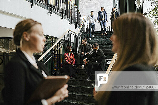 Geschäftsleute und Geschäftsfrauen diskutieren gemeinsam während eines Seminars im Kongresszentrum