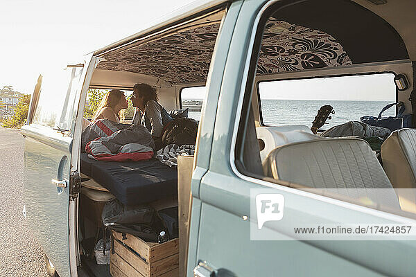 Junges Paar verbringt seine Freizeit in einem Van im Urlaub