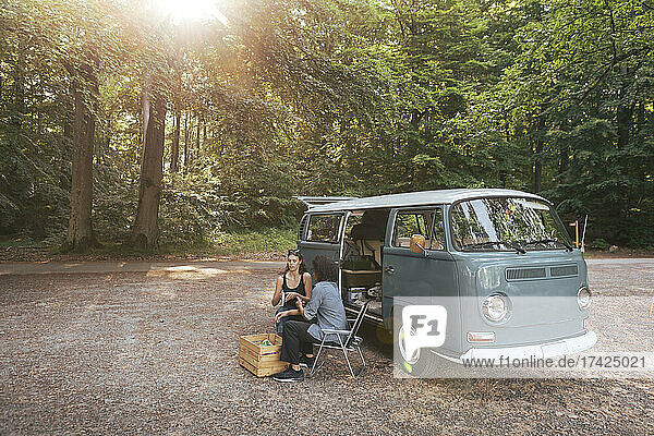 Männliche und weibliche Freunde verbringen ihre Freizeit in einem Campingwagen im Urlaub