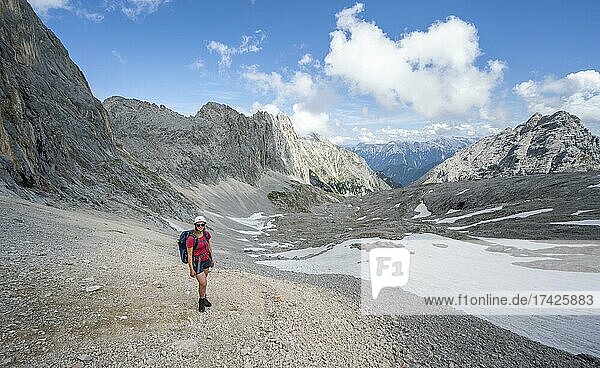 Wanderin durchquert ein Geröllfeld  Wanderung zur Patenkirchner Dreitorspitze  Wettersteingebirge  Garmisch-Partenkirchen  Bayern  Deutschland  Europa