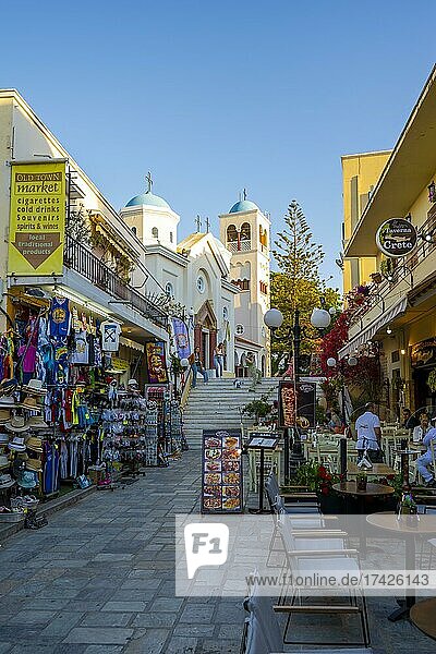 Altstadt mit Kirche Agia Paraskevi  Souvenirläden und Restaurants  Kos  Dodekanes  Griechenland  Europa
